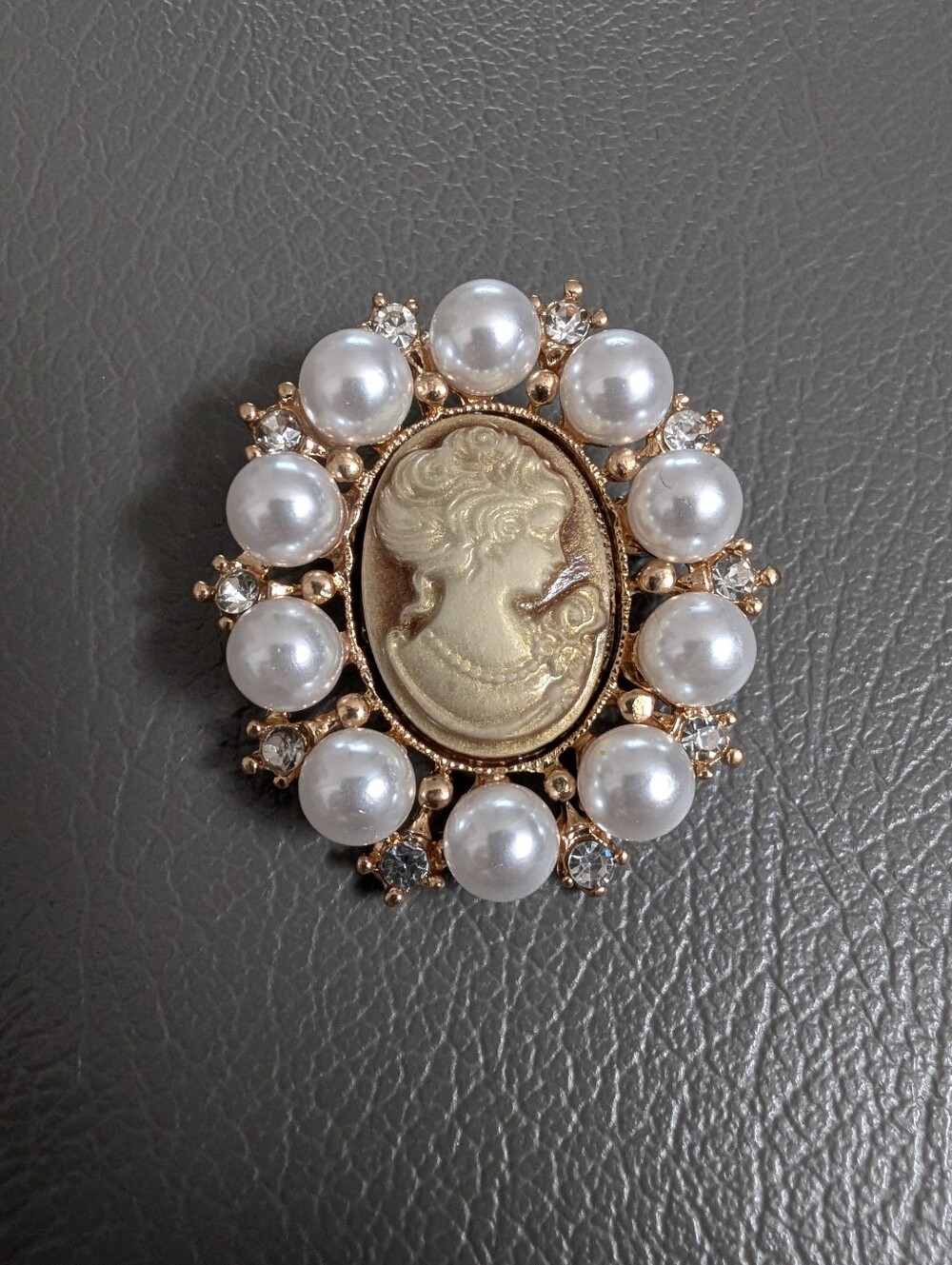 Vintage Classic Cameo Pearl Brooch Gold Tone